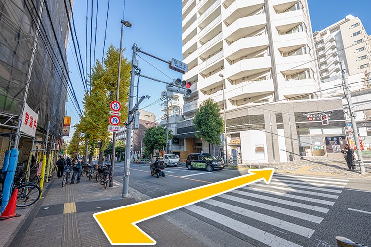 ファミリーマート 白山五丁目店の前で横断歩道を渡ります。