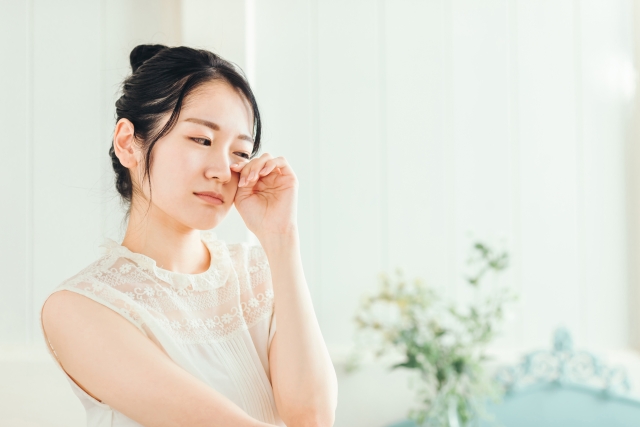 まぶたが下がる症状(眼瞼下垂)について